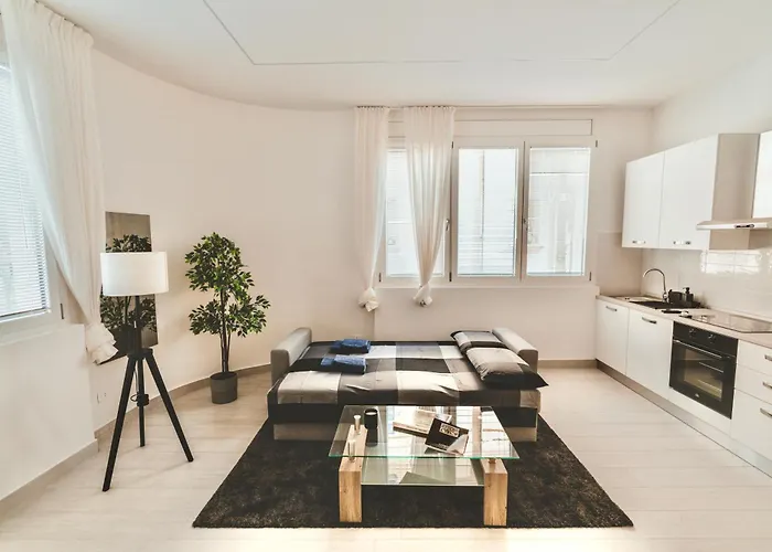 Exclusive Luxury With Private Parking *